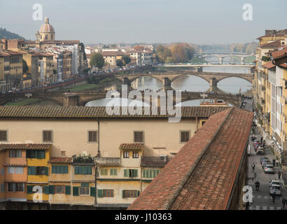 Blick auf Ponte Vecchio und den Arno in Florenz, Italien Stockfoto