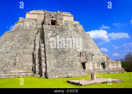Alte Maya-Pyramide des Zauberers in Uxmal mit Gott Chaac-Masken (Gott des Regens), Yucatan, Mexiko. UNESCO-Weltkulturerbe Stockfoto