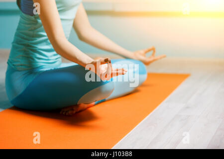 Mädchen in Lotus-Pose zu meditieren Stockfoto