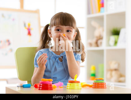 Kinder Vorschüler Mädchen spielen mit Knete zu Hause oder im kindergarten Stockfoto