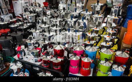 Moka Topf Kaffeemaschinen auf dem Markt am Campo di Fiori in Rom, Italien Stockfoto