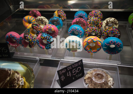 Donut-förmigen Gelato Eis am Stiel in einem Gefrierschrank Fall Stockfoto