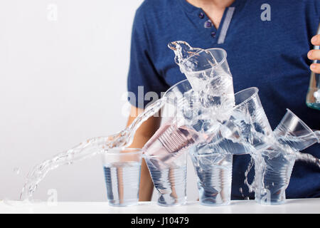 Überlaufen frisches Wasser in einem Kunststoff-Glas