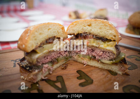 Gourmet Hamburger in einem Picknick Stockfoto