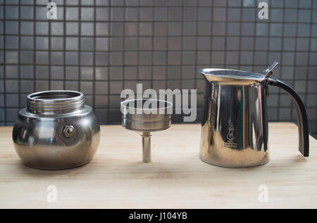 Mit Hilfe einen Moka Topf Espresso auf dem Herd zu machen Stockfoto
