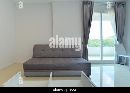 modernes Sofa in weiß Wohnzimmer mit Fenster, Innenarchitektur Stockfoto