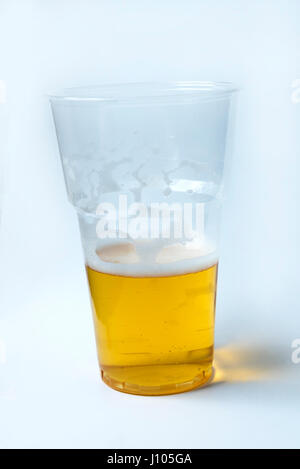 Glas Bier hautnah auf weißem Hintergrund. Stockfoto