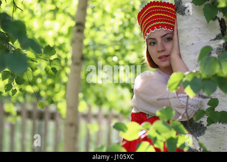 Slawischen in traditioneller Kleidung versteckt hinter Bäumen Stockfoto
