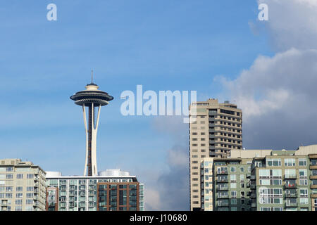 SEATTLE, WASHINGTON, USA - 25. Januar 2017: Ein Blick auf Seattle downtown aus den Gewässern des Puget Sound. Wolkenkratzer, Space Needle in Seattle Stadt vor Sonnenuntergang Stockfoto