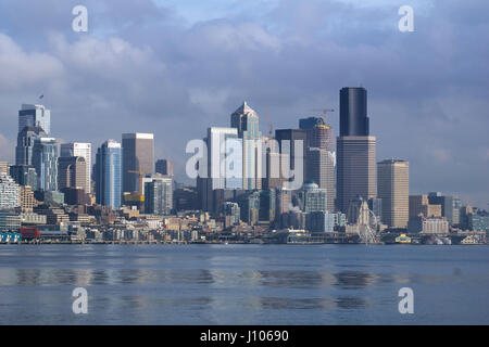 SEATTLE, WASHINGTON, USA - 25. Januar 2017: Ein Blick auf Seattle downtown aus den Gewässern des Puget Sound. Piers, Wolkenkratzer und Riesenrad in Seattle Stadt vor Sonnenuntergang Stockfoto