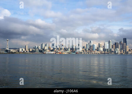 SEATTLE, WASHINGTON, USA - 25. Januar 2017: Ein Blick auf Seattle downtown aus den Gewässern des Puget Sound. Piers, Wolkenkratzer, Space Needle und Riesenrad in Seattle Stadt vor Sonnenuntergang Stockfoto