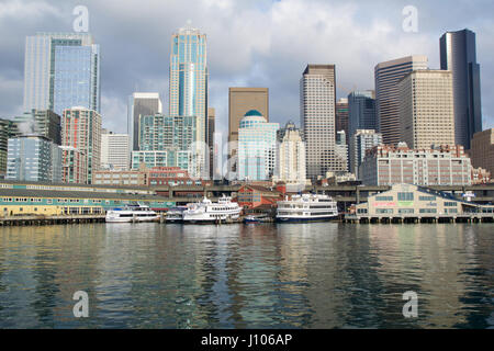 SEATTLE, WASHINGTON, USA - 25. Januar 2017: Ein Blick auf Seattle downtown aus den Gewässern des Puget Sound. Piers, Wolkenkratzer in Seattle Stadt vor Sonnenuntergang Stockfoto