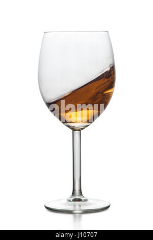 Spritzwasser Getränk im Glas isoliert auf weißem Hintergrund Stockfoto