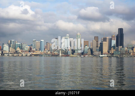 SEATTLE, WASHINGTON, USA - 25. Januar 2017: Ein Blick auf Seattle downtown aus den Gewässern des Puget Sound. Piers, Wolkenkratzer, Space Needle und Riesenrad in Seattle Stadt vor Sonnenuntergang Stockfoto