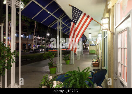 Naples, Fl, USA - 21. März 2017: Nationale Flagge der Vereinigten Staaten in das Schaufenster eines Ladens in Naples Innenstadt. Florida, United Stat Stockfoto