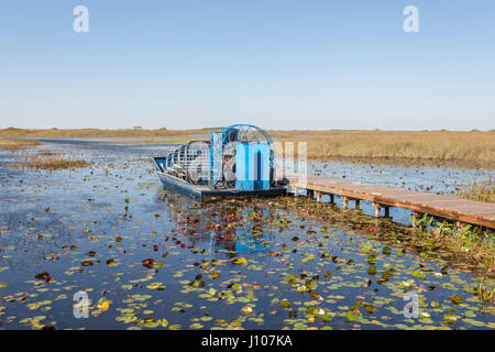 Luftkissenboot an einem Steg in den Everglades National Park. Florida, United States Stockfoto