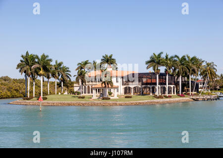 Naples, Fl, USA - 18. März 2017: Waterfront Luxusvilla in Neapel. Florida, United States Stockfoto