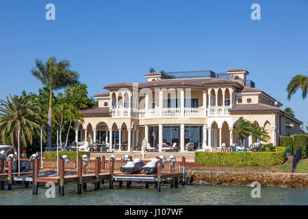 Naples, Fl, USA - 18. März 2017: Waterfront Luxusvilla in Neapel. Florida, United States Stockfoto