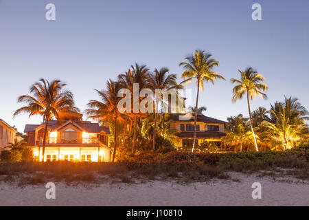 Naples, Fl, USA - 19. März 2017: Schöne Wasser-Villen in Neapel, die nachts beleuchtet. Florida, United States Stockfoto