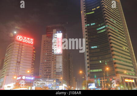 Sanduo shopping District Nacht Stadtbild in Kaohsiung Taiwan. Stockfoto
