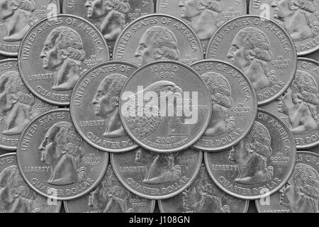 Idaho Zustand und Münzen der USA. Haufen von Quartier US Münzen mit George Washington und auf der Oberseite eine Viertel des Staates Idaho. Stockfoto