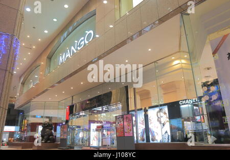 Mango Damenmode in Sanduo Einkaufsviertel in Kaohsiung Taiwan aufbewahren. Stockfoto