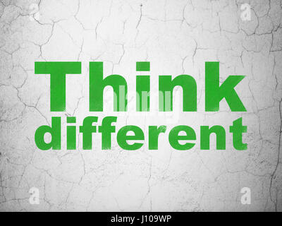 Lernkonzept: Think Different auf Wand Hintergrund Stockfoto