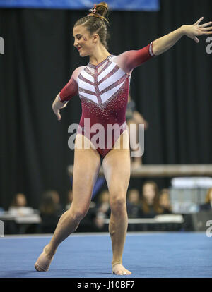 St. 15. April 2017. Oklahomas Natalie Brown auf dem Boden während sechs Super-Finale der 2017 NCAA Women es National Collegiate Gymnastik Championships in der Chaifetz Arena in St. Louis, MO. Kyle Okita/CSM/Alamy Live News Stockfoto