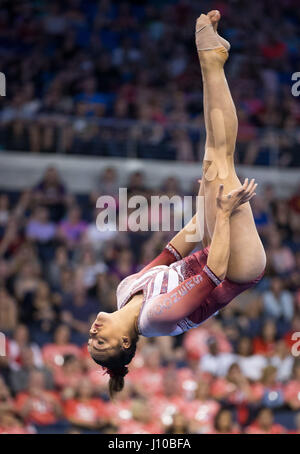 St. 15. April 2017. Oklahomas Maggie Nichols kehrt in die Luft während ihrer Boden-Routine beim Super Six Finale des 2017 NCAA Women es National Collegiate Gymnastik-Meisterschaften in der Chaifetz Arena in St. Louis, MO. Kyle Okita/CSM/Alamy Live News Stockfoto