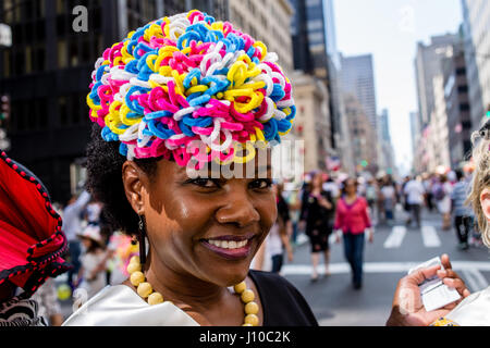 New York, USA. 16. April 2017.  Eine Frau aus der Hutmacher Gilde trägt einen Hut im bunten Pfeifenreinigern jährliche Osterparade Motorhaube und Festival auf der Fifth Avenue New York eingerichtet. Bildnachweis: VWPics/Alamy Live-Nachrichten Stockfoto