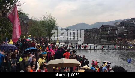 Bern, Bern, Schweiz. 14. April 2017. Bern, Schweiz-April 14 2017: (nur zur redaktionellen Verwendung. CHINA HERAUS). Interlaken ist eine Stadt und Gemeinde im Landkreis Interlaken-Oberhasli im Kanton Bern. Es ist eine wichtige und bekannte touristische Destination in der Region Berner Oberland von den Schweizer Alpen und das Hauptverkehrsmittel Tor zu den Bergen und Seen der Region. Bildnachweis: SIPA Asien/ZUMA Draht/Alamy Live-Nachrichten Stockfoto