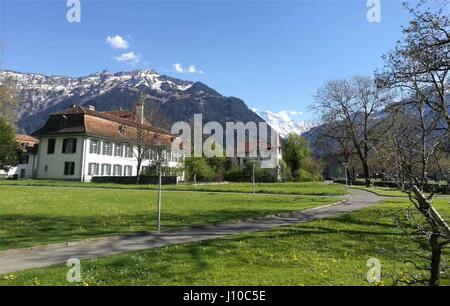 Bern, Bern, Schweiz. 14. April 2017. Bern, Schweiz-April 14 2017: (nur zur redaktionellen Verwendung. CHINA HERAUS). Interlaken ist eine Stadt und Gemeinde im Landkreis Interlaken-Oberhasli im Kanton Bern. Es ist eine wichtige und bekannte touristische Destination in der Region Berner Oberland von den Schweizer Alpen und das Hauptverkehrsmittel Tor zu den Bergen und Seen der Region. Bildnachweis: SIPA Asien/ZUMA Draht/Alamy Live-Nachrichten Stockfoto