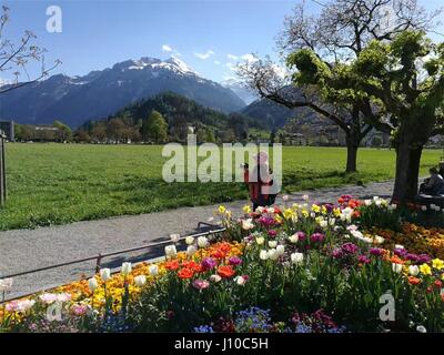 Bern, Bern, Schweiz. 14. April 2017. Bern, Schweiz-April 14 2017: (nur zur redaktionellen Verwendung. CHINA HERAUS). Interlaken ist eine Stadt und Gemeinde im Landkreis Interlaken-Oberhasli im Kanton Bern. Es ist eine wichtige und bekannte touristische Destination in der Region Berner Oberland von den Schweizer Alpen und das Hauptverkehrsmittel Tor zu den Bergen und Seen der Region. Bildnachweis: SIPA Asien/ZUMA Draht/Alamy Live-Nachrichten Stockfoto