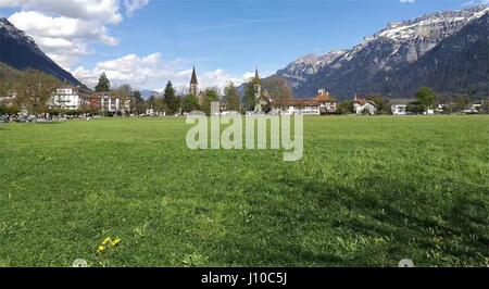 Bern, Bern, Schweiz. 14. April 2017. Bern, Schweiz-April 14 2017: (nur zur redaktionellen Verwendung. CHINA HERAUS). Interlaken ist eine Stadt und Gemeinde im Landkreis Interlaken-Oberhasli im Kanton Bern. Es ist eine wichtige und bekannte touristische Destination in der Region Berner Oberland von den Schweizer Alpen und das Hauptverkehrsmittel Tor zu den Bergen und Seen der Region. Bildnachweis: SIPA Asien/ZUMA Draht/Alamy Live-Nachrichten Stockfoto