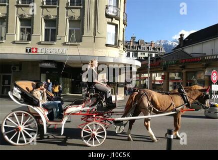 Bern, Bern, Schweiz. 14. April 2017. Bern, Schweiz-April 14 2017: (nur zur redaktionellen Verwendung. CHINA HERAUS). Interlaken ist eine Stadt und Gemeinde im Landkreis Interlaken-Oberhasli im Kanton Bern. Es ist eine wichtige und bekannte touristische Destination in der Region Berner Oberland von den Schweizer Alpen und das Hauptverkehrsmittel Tor zu den Bergen und Seen der Region. Bildnachweis: SIPA Asien/ZUMA Draht/Alamy Live-Nachrichten Stockfoto