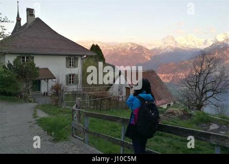 Bern, Bern, Schweiz. 14. April 2017. Bern, Schweiz-April 14 2017: (nur zur redaktionellen Verwendung. CHINA HERAUS). Interlaken ist eine Stadt und Gemeinde im Landkreis Interlaken-Oberhasli im Kanton Bern. Es ist eine wichtige und bekannte touristische Destination in der Region Berner Oberland von den Schweizer Alpen und das Hauptverkehrsmittel Tor zu den Bergen und Seen der Region. Bildnachweis: SIPA Asien/ZUMA Draht/Alamy Live-Nachrichten Stockfoto