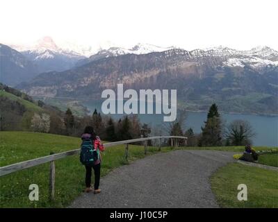 Bern, Bern, Schweiz. 14. April 2017. Bern, Schweiz-April 14 2017: (nur zur redaktionellen Verwendung. CHINA HERAUS). Interlaken ist eine Stadt und Gemeinde im Landkreis Interlaken-Oberhasli im Kanton Bern. Es ist eine wichtige und bekannte touristische Destination in der Region Berner Oberland von den Schweizer Alpen und das Hauptverkehrsmittel Tor zu den Bergen und Seen der Region. Bildnachweis: SIPA Asien/ZUMA Draht/Alamy Live-Nachrichten Stockfoto