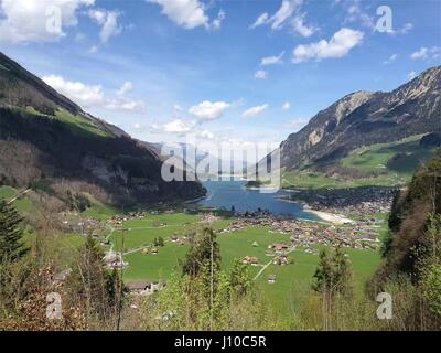 Bern, Bern, Schweiz. 14. April 2017. Bern, Schweiz-April 14 2017: (nur zur redaktionellen Verwendung. CHINA HERAUS). Interlaken ist eine Stadt und Gemeinde im Landkreis Interlaken-Oberhasli im Kanton Bern. Es ist eine wichtige und bekannte touristische Destination in der Region Berner Oberland von den Schweizer Alpen und das Hauptverkehrsmittel Tor zu den Bergen und Seen der Region. Bildnachweis: SIPA Asien/ZUMA Draht/Alamy Live-Nachrichten Stockfoto