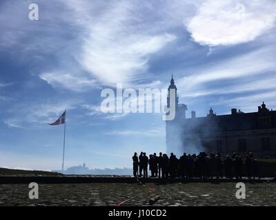 Helsingør, Dänemark. 16. April 2017. Kanonen sind als ein Gruß an die Königin Margrethe II von Dänemark auf Schloss Kronborg in Helsingør, Dänemark, 16. April 2017 mit 27 Schüsse abgefeuert. Königin Margrethe II. von Dänemark feierte am Sonntag ihren 77. Geburtstag. Bildnachweis: Shi Shouhe/Xinhua/Alamy Live-Nachrichten Stockfoto