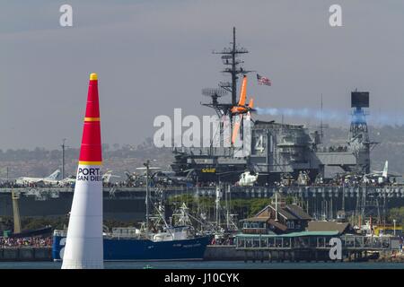 San Diego, USA. 16. April 2017. Auf einen schönen sonnigen Osterwochenende Menschenmengen säumen die Strände, Dächer, oder überall sie können, um einen Blick auf die Flugzeuge durch schreien erhaschen. Nicolas Ivanoff Frankreichs führt während des Trainings in der zweiten Phase des Red Bull Air Race World Championship in San Diego, USA am 16. April 2017. Bildnachweis: Daren Fentiman/ZUMA Draht/Alamy Live-Nachrichten Stockfoto