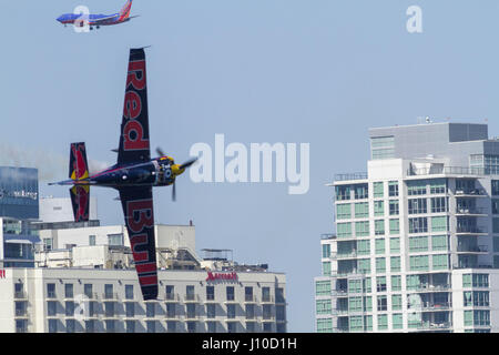 San Diego, USA. 16. April 2017. Auf einen schönen sonnigen Osterwochenende Menschenmengen säumen die Strände, Dächer, oder überall sie können, um einen Blick auf die Flugzeuge durch schreien erhaschen. Kirby Chambliss der Vereinigten Staaten führt während des Trainings in der zweiten Phase des Red Bull Air Race World Championship in San Diego, USA am 16. April 2017 Credit: Daren Fentiman/ZUMA Draht/Alamy Live News Stockfoto