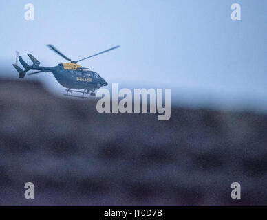 Brentwood, Essex, 17. April 2017 Brentwood Essex Bewohner Aoken bei 05:30 auf Bank Holiday Montag von einem Metropolitan Polizeihubschrauber sickert tief waren über Häuser Credit: Ian Davidson/Alamy Live News Stockfoto