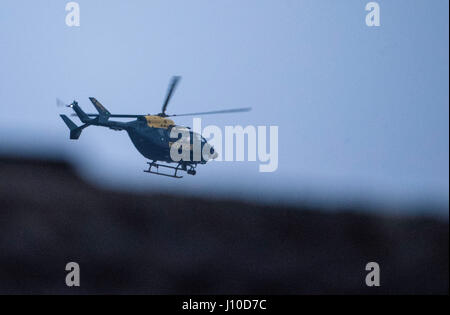 Brentwood, Essex, 17. April 2017 Brentwood Essex Bewohner Aoken bei 05:30 auf Bank Holiday Montag von einem Metropolitan Polizeihubschrauber sickert tief waren über Häuser Credit: Ian Davidson/Alamy Live News Stockfoto