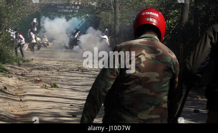 Srinagar, Kaschmir. 17. April 2017. Kashmiri Studenten Zusammenstoß mit indischen Regierungstruppen in der Nähe einer Schule, die wichtigsten Lal Chowk Gewalt in Srinagar 17 April ausgebrochen, wie Studenten protestieren inszeniert, nach mehr als 60 Schüler bei Zusammenstößen mit den indischen Sicherheitskräften an einem College in den Bezirk Pulawama letzte Woche verletzt wurden. Bildnachweis: Sofi Suhail/Alamy Live-Nachrichten Stockfoto