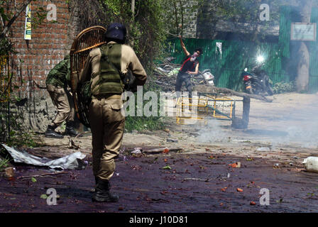 Srinagar, Kaschmir. 17. April 2017. Kashmiri Studenten Zusammenstoß mit indischen Regierungstruppen in der Nähe einer Schule, die wichtigsten Lal Chowk Gewalt in Srinagar 17 April ausgebrochen, wie Studenten protestieren inszeniert, nach mehr als 60 Schüler bei Zusammenstößen mit den indischen Sicherheitskräften an einem College in den Bezirk Pulawama letzte Woche verletzt wurden. Bildnachweis: Sofi Suhail/Alamy Live-Nachrichten Stockfoto