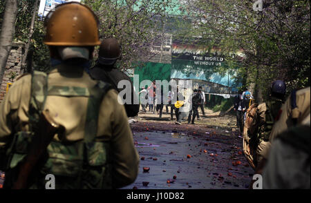 Srinagar, Kaschmir. 17. April 2017. Kashmiri Studenten Zusammenstoß mit indischen Regierungstruppen in der Nähe einer Schule, die wichtigsten Lal Chowk Gewalt in Srinagar 17 April ausgebrochen, wie Studenten protestieren inszeniert, nach mehr als 60 Schüler bei Zusammenstößen mit den indischen Sicherheitskräften an einem College in den Bezirk Pulawama letzte Woche verletzt wurden. Bildnachweis: Sofi Suhail/Alamy Live-Nachrichten Stockfoto