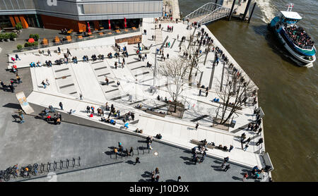 Hamburg, Deutschland. 16. April 2017. Besucher stehen auf die Aussichtsplattform des deutschen Einheit Vorplatz der Elbphilharmonie in Hamburg, Deutschland, 16. April 2017. Foto: Christophe Gateau/Dpa/Alamy Live News Stockfoto