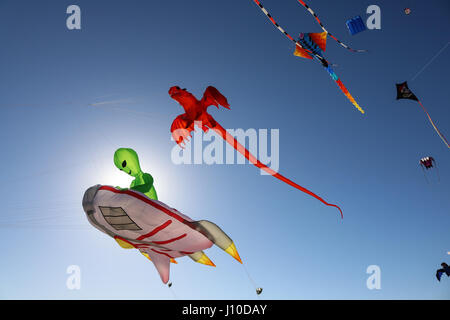 Adelaide, Australien. 17. April 2017. Ein außerirdisches Raumschiff auf dem International Adelaide Kite Festival am Semaphore Beach in Adelaide Kredit angezeigt: Amer Ghazzal/Alamy Live-Nachrichten Stockfoto