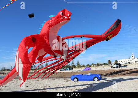 Adelaide, Australien. 17. April 2017. Eine bunte Anzeige von Meerestieren und Tier geformt Drachen füllen den Himmel beim Internaitonal Adelaide Kite Festival am Semaphore Beach in Adelaide Credit: Amer Ghazzal/Alamy Live-Nachrichten Stockfoto