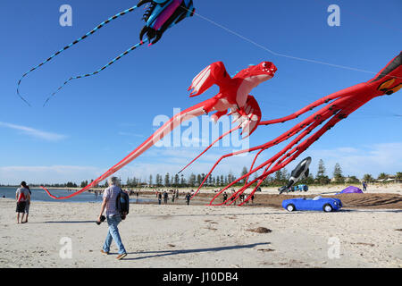 Adelaide, Australien. 17. April 2017. Eine bunte Anzeige von Meerestieren und Tier geformt Drachen füllen den Himmel beim Internaitonal Adelaide Kite Festival am Semaphore Beach in Adelaide Credit: Amer Ghazzal/Alamy Live-Nachrichten Stockfoto